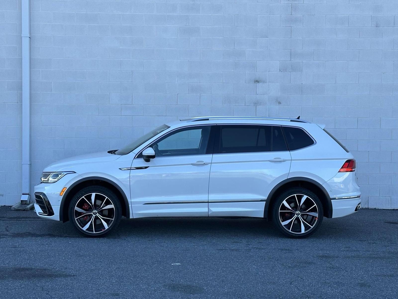 2023 Volkswagen Tiguan SEL R-Line Black photo 2