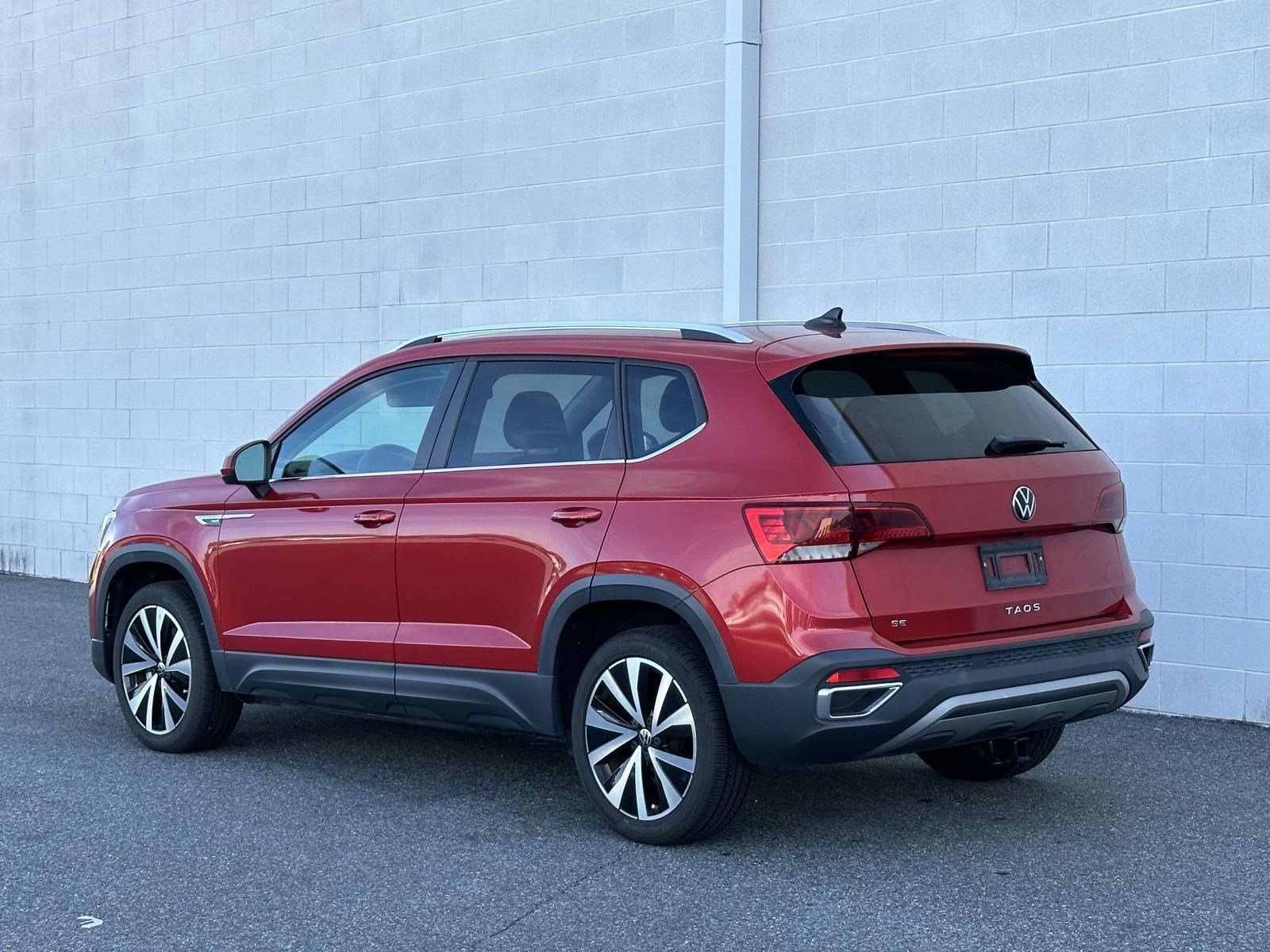 2022 Volkswagen Taos SE photo 2