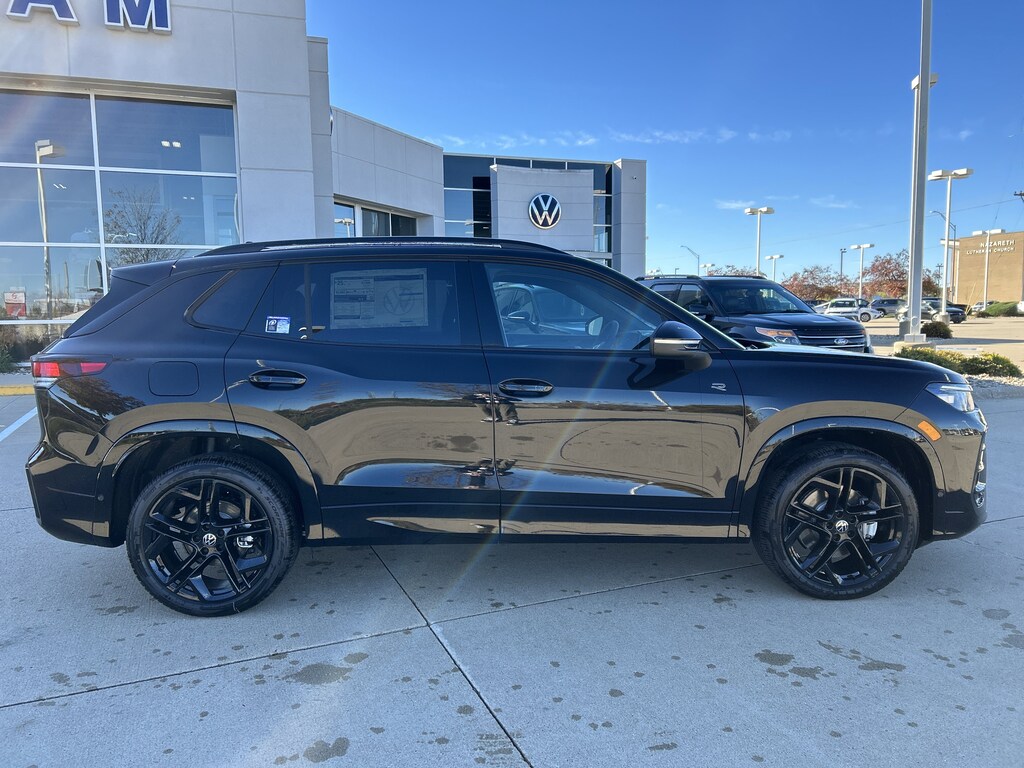 New 2026 Volkswagen Tiguan SE R-Line Black 2.0T SE R-Line Black 4MOTION