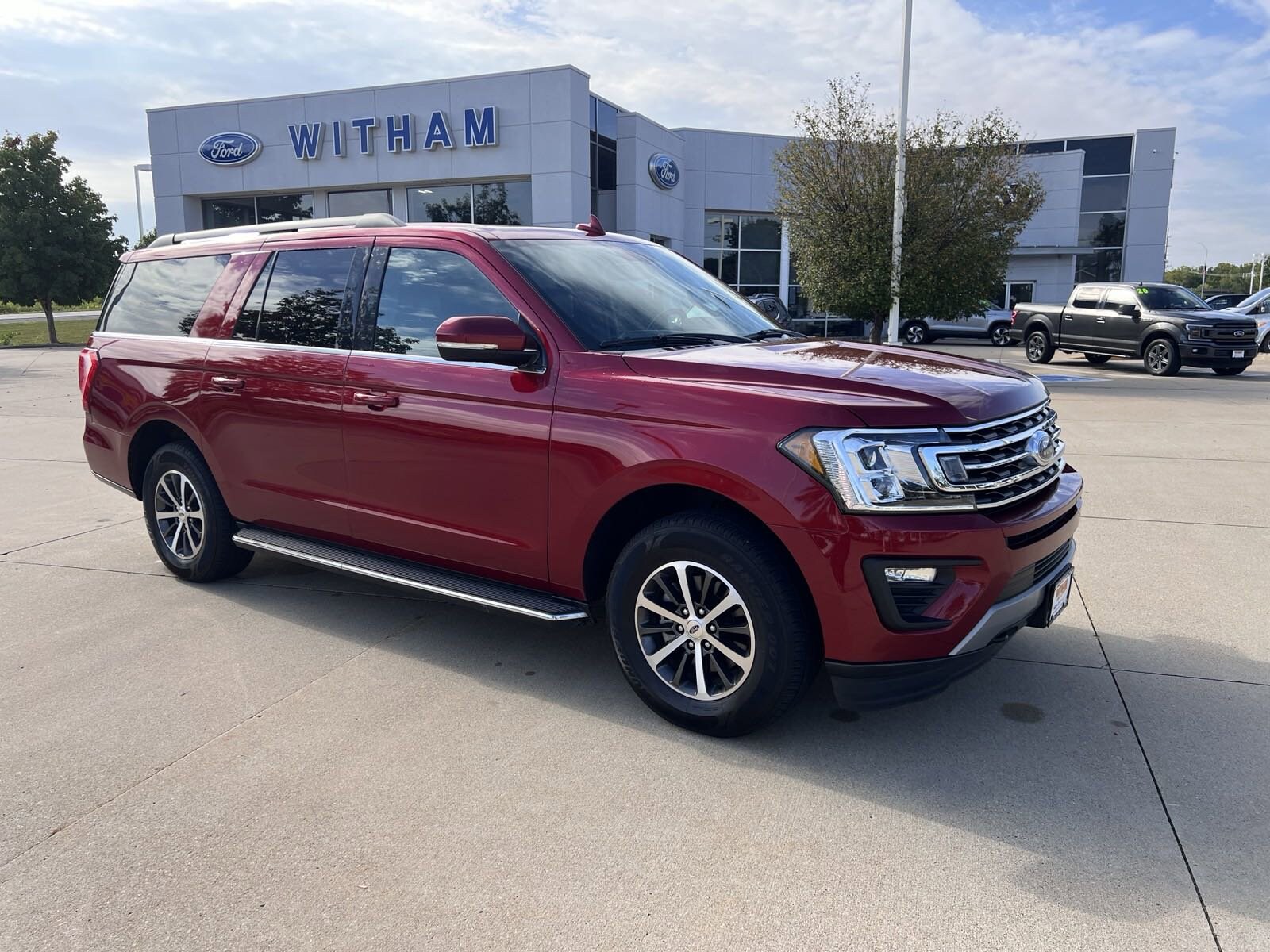 Used 2019 Ford Expedition XLT with VIN 1FMJK1JT5KEA44221 for sale in Cedar Falls, IA