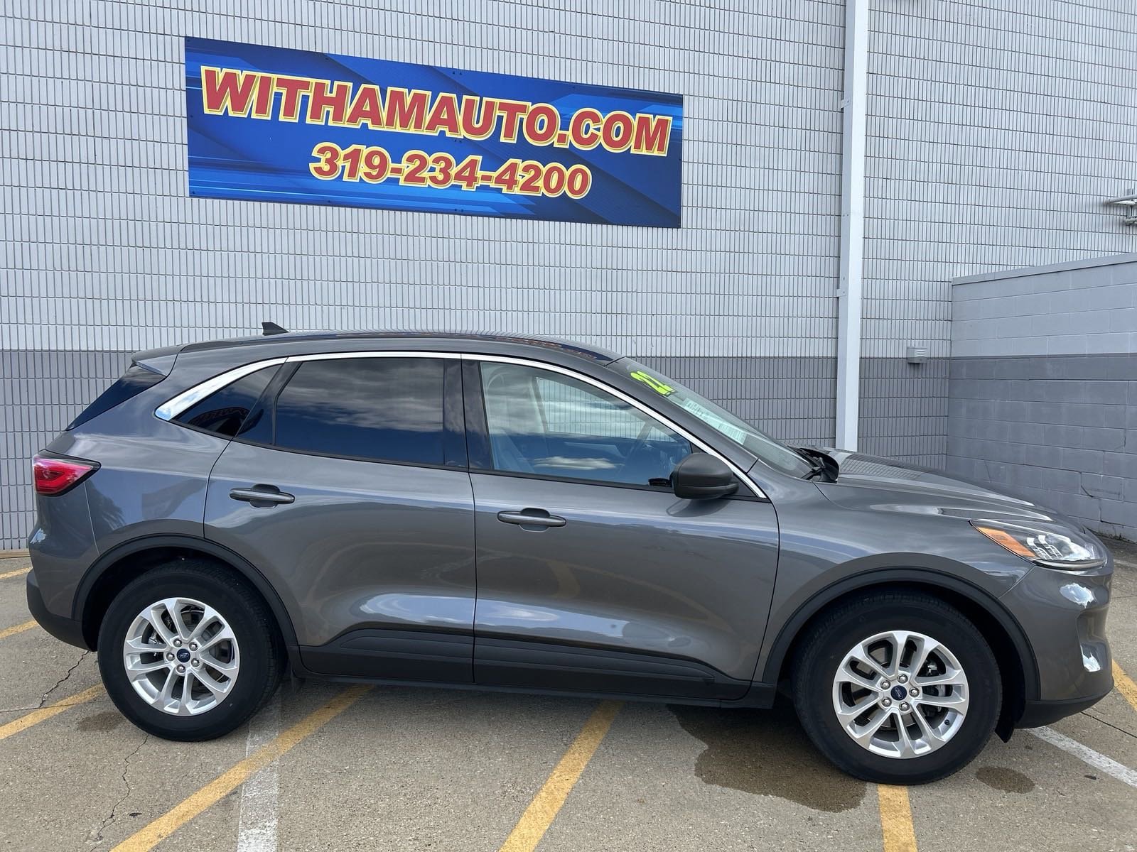 Used 2022 Ford Escape SE with VIN 1FMCU0G67NUA26103 for sale in Cedar Falls, IA