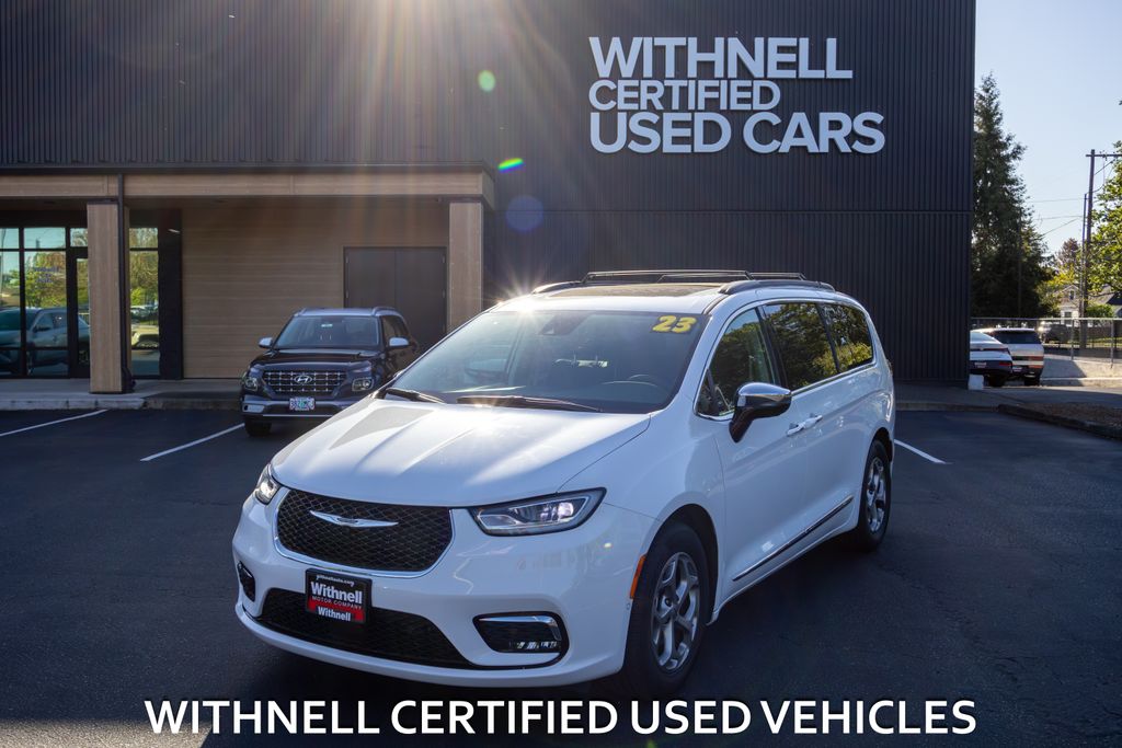 2023 Chrysler Pacifica Limited's photo