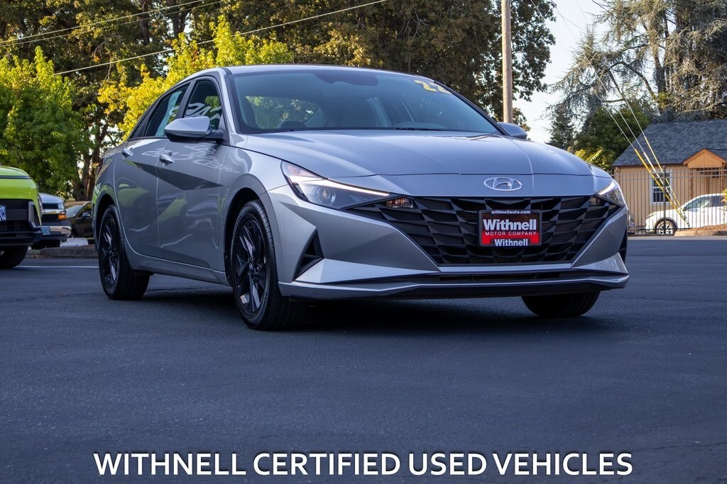 2022 Hyundai Elantra SEL photo 2