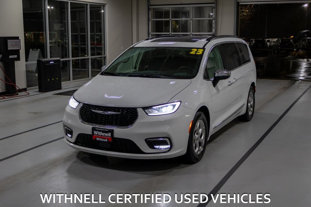 2023 Chrysler Pacifica Limited's photo