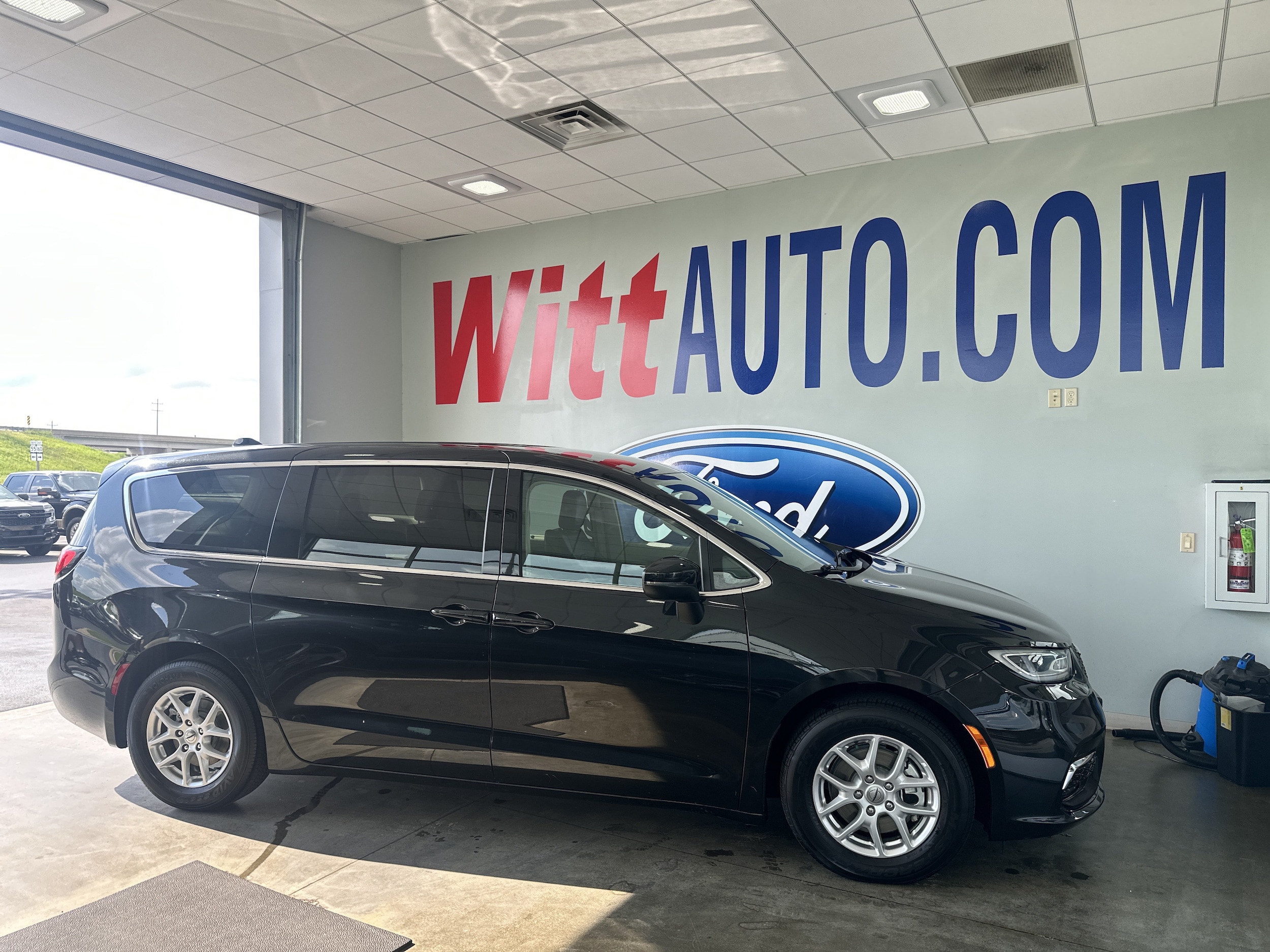 2023 Chrysler Pacifica Touring L's photo