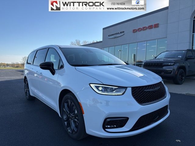 2026 Chrysler Pacifica Select's photo