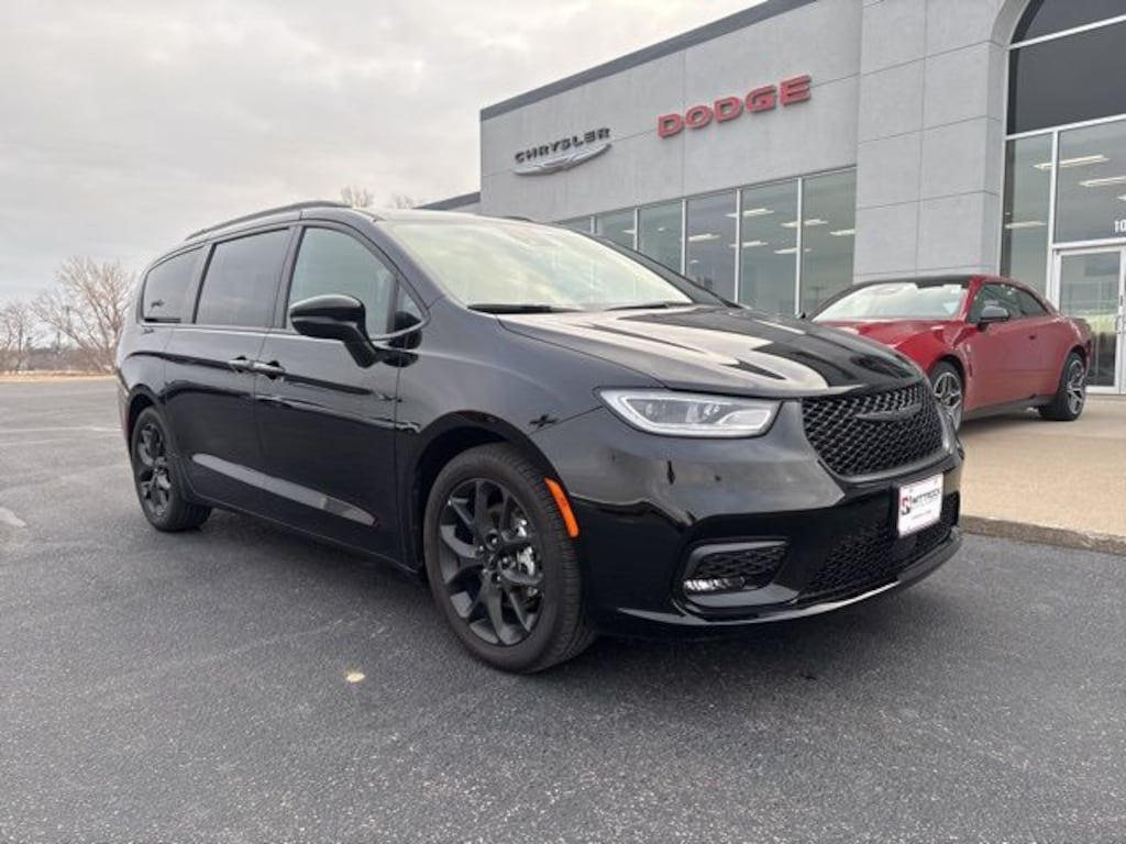 Used 2024 Chrysler Pacifica Touring L Van Passenger Van