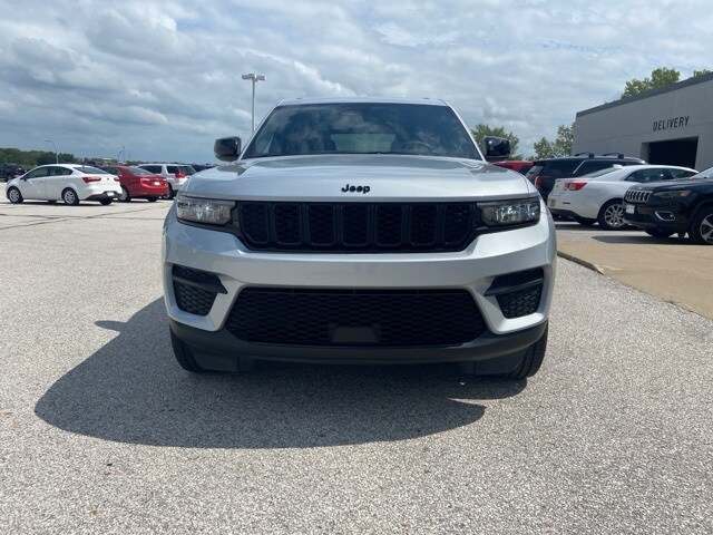 2023 Jeep Grand Cherokee Altitude photo 2