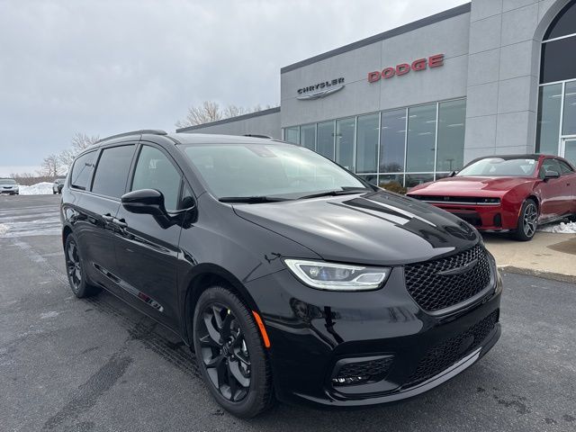 2026 Chrysler Pacifica Select's photo