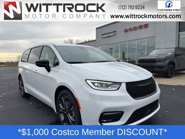 2026 Chrysler Pacifica Select's photo