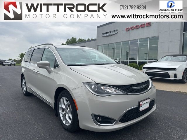 2017 Chrysler Pacifica Touring-L's photo