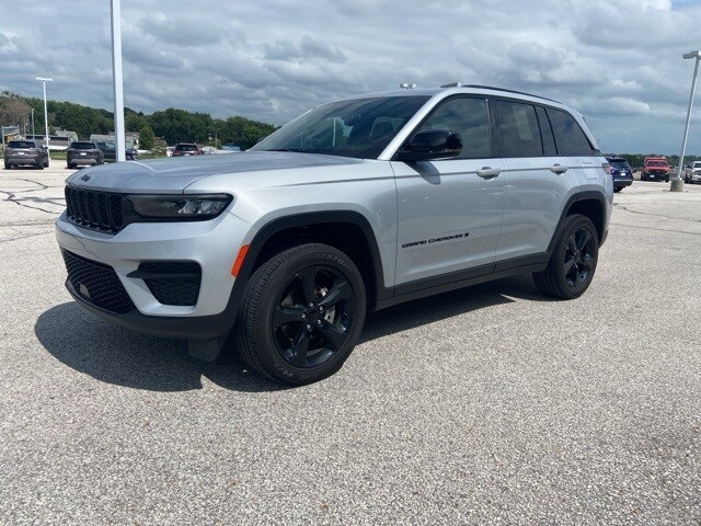 2023 Jeep Grand Cherokee Altitude photo 3