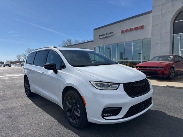 2026 Chrysler Pacifica Select AWD's photo
