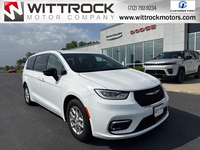 2025 Chrysler Pacifica Select's photo