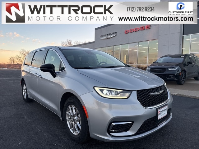 2024 Chrysler Pacifica Touring L's photo