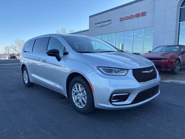 2026 Chrysler Pacifica Select's photo