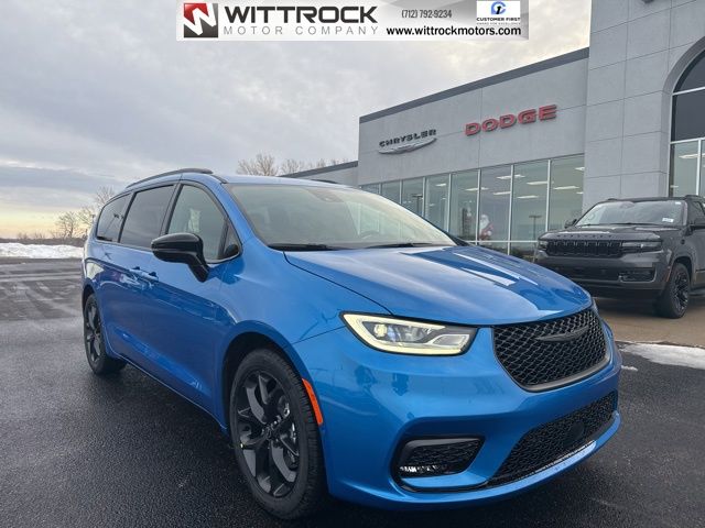 2026 Chrysler Pacifica Select's photo