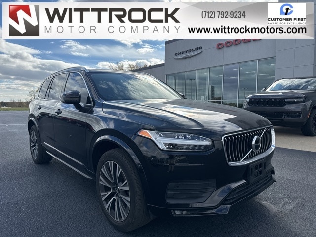 2022 Volvo XC90 Momentum's photo