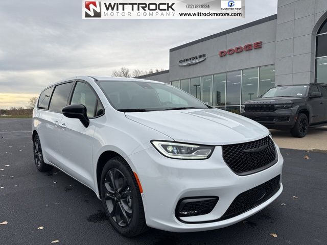 2026 Chrysler Pacifica Select's photo