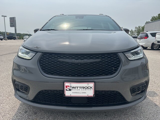 2022 Chrysler Pacifica Touring L photo 3