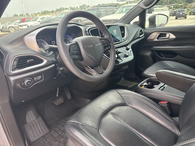 2022 Chrysler Pacifica Touring L photo 2