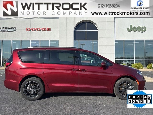 2021 Chrysler Pacifica Limited's photo