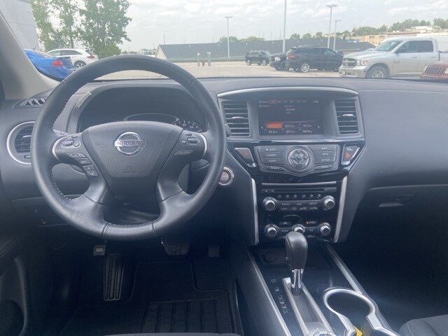 2020 Nissan Pathfinder SV photo 2