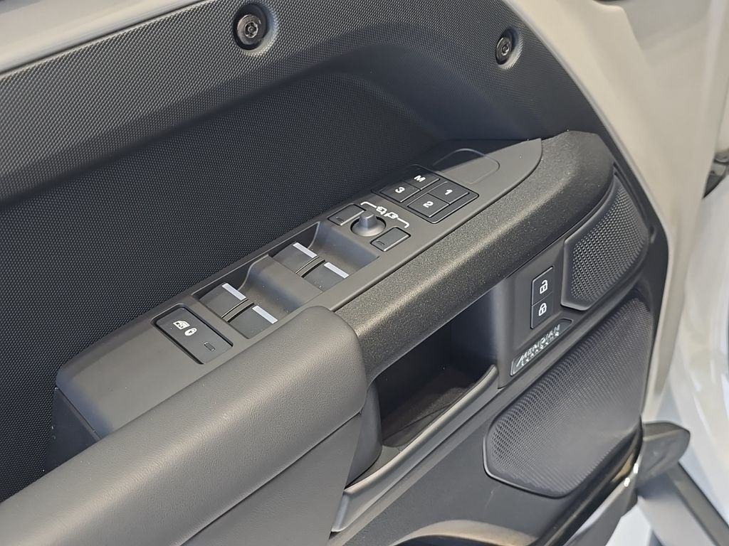 2026 Land Rover Defender OCTA - Photo 11