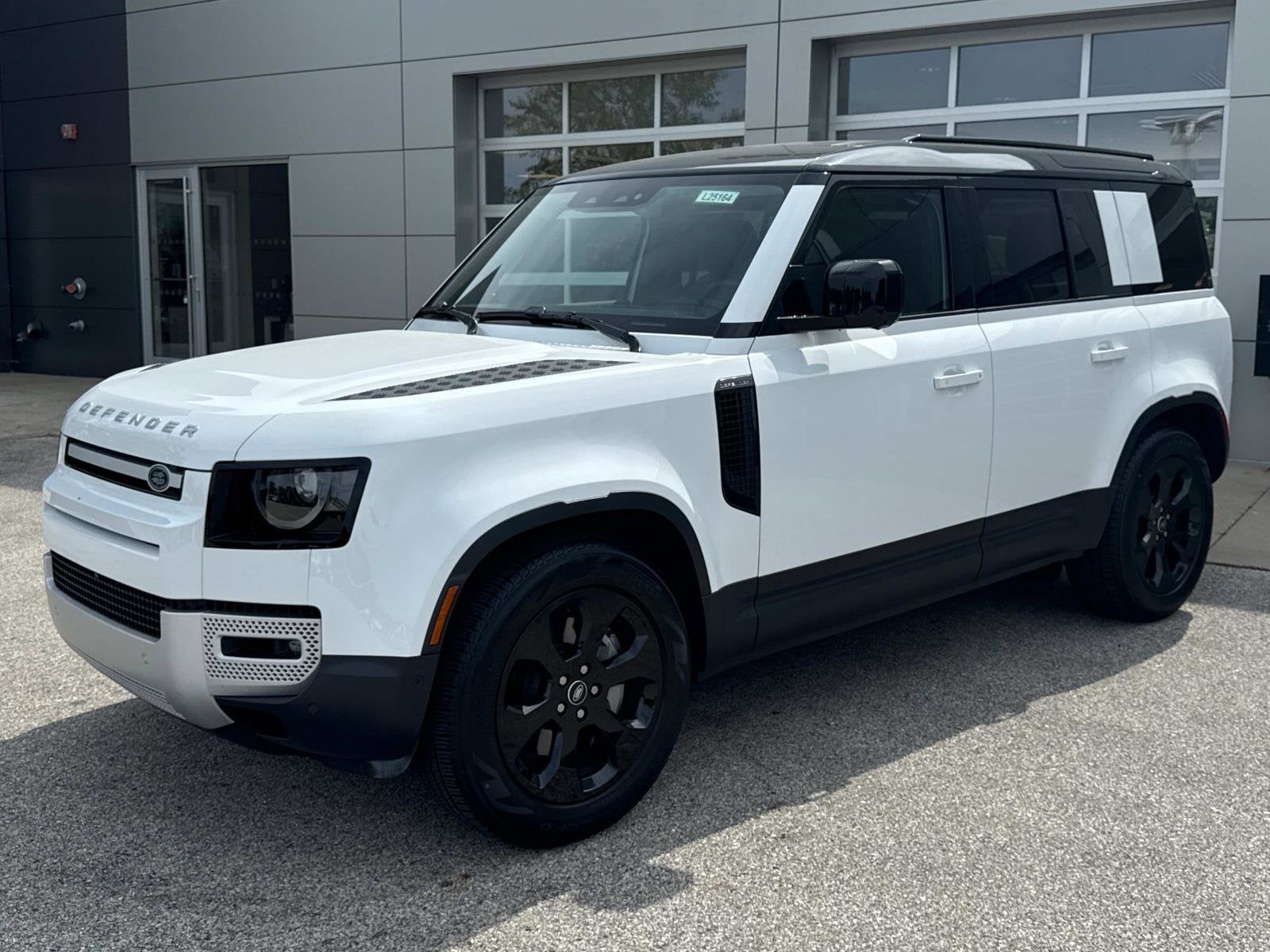 2025 Land Rover Defender S's photo