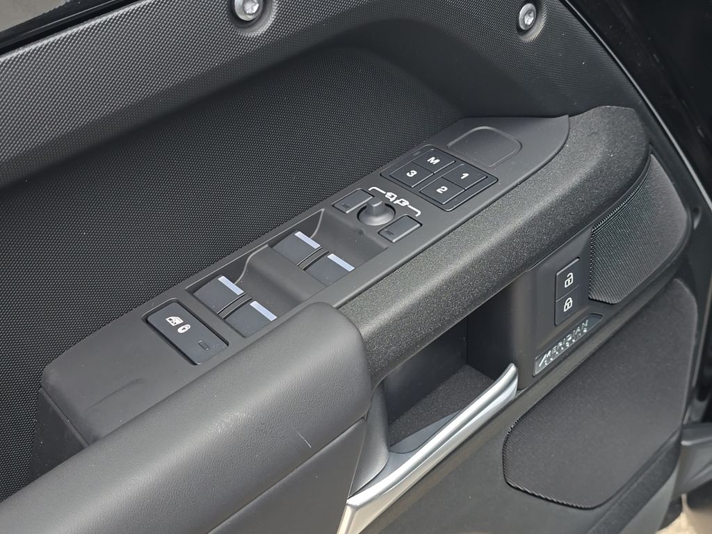 2026 Land Rover Defender V8 - Photo 11