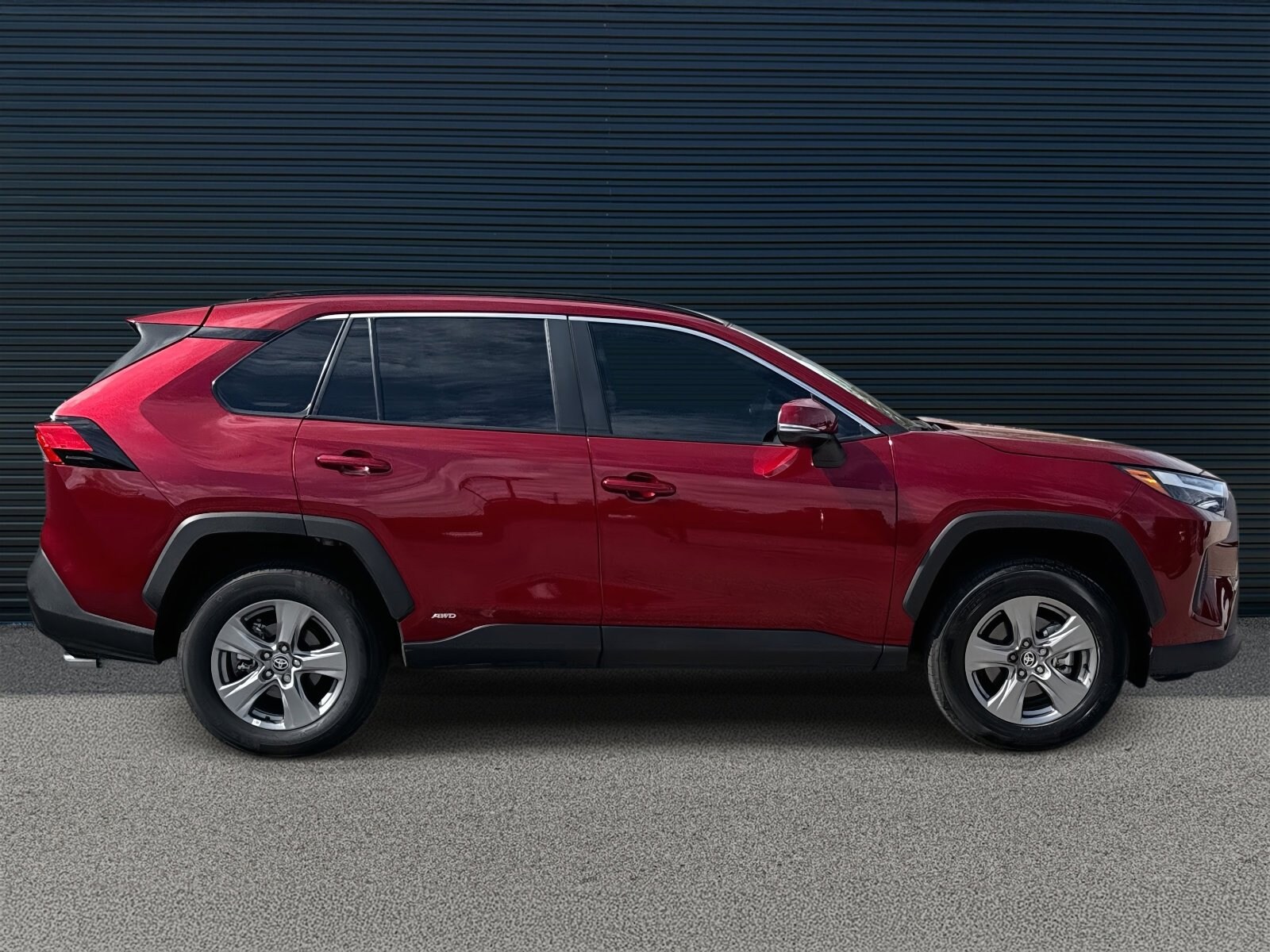2025 Toyota RAV4 Hybrid XLE photo 4