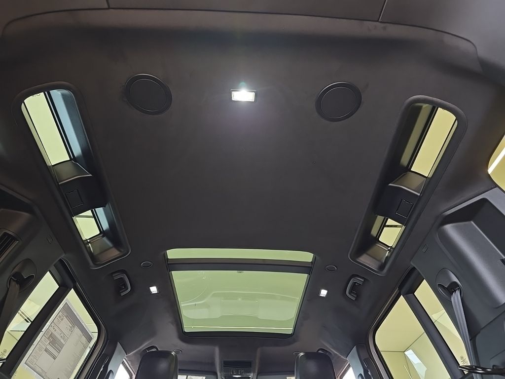 2026 Land Rover Defender OCTA - Photo 24