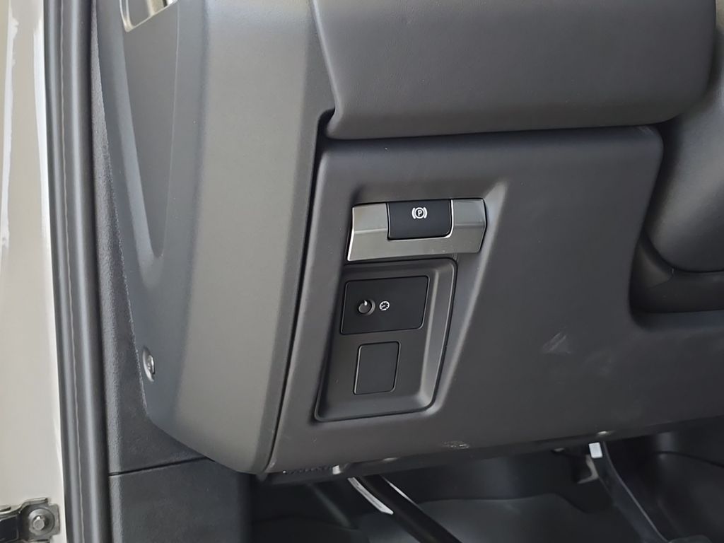 2026 Land Rover Defender OCTA - Photo 13