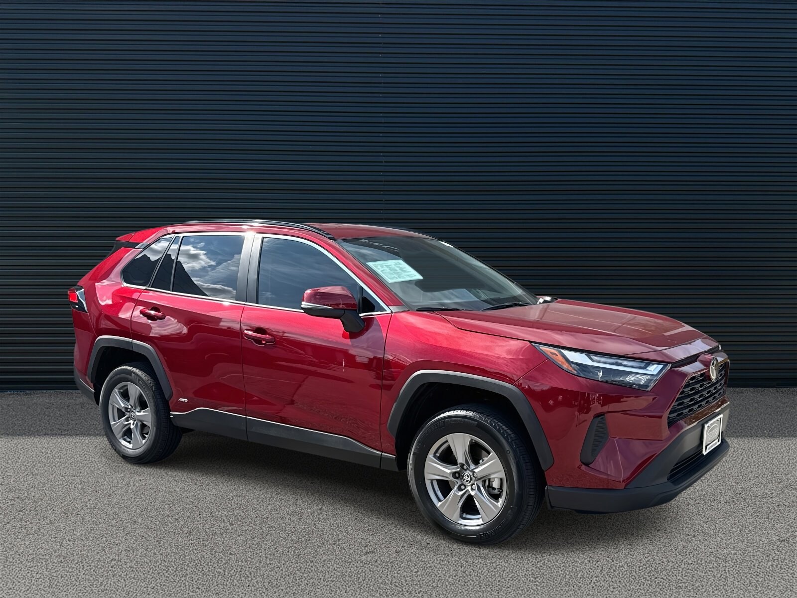 2025 Toyota RAV4 Hybrid XLE photo 3