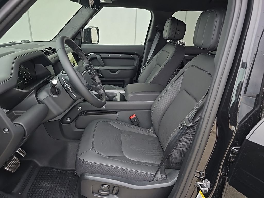 2026 Land Rover Defender V8 - Photo 10