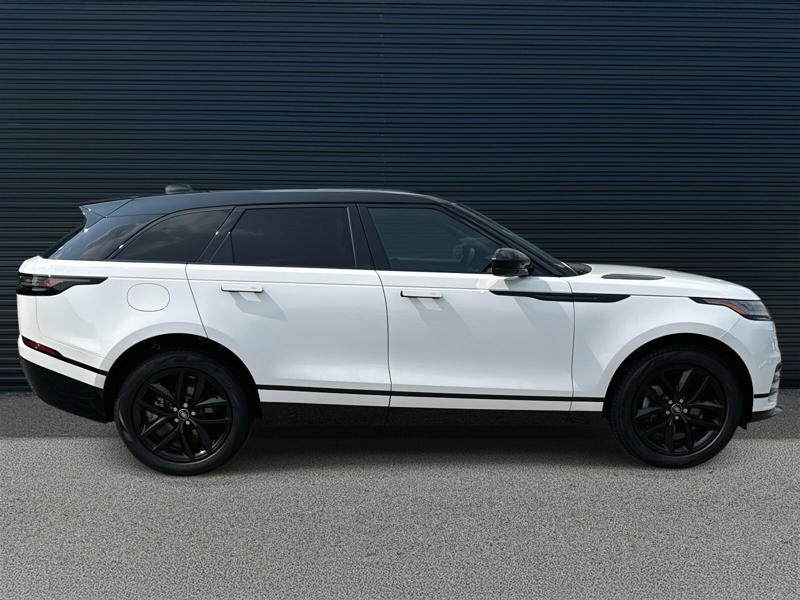 2025 Land Rover Range Rover Velar SE photo 4