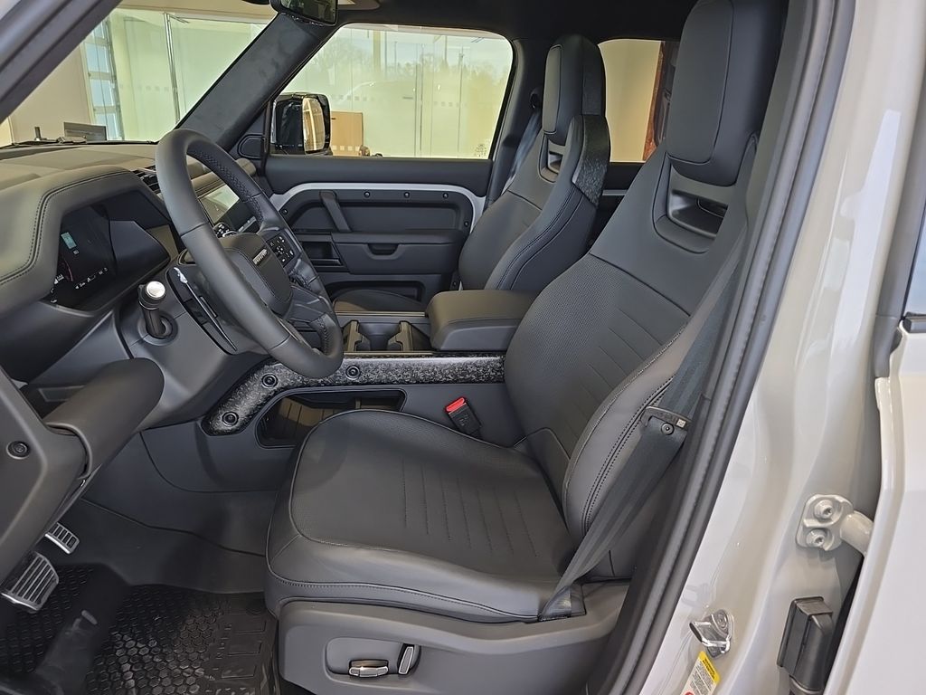 2026 Land Rover Defender OCTA - Photo 10