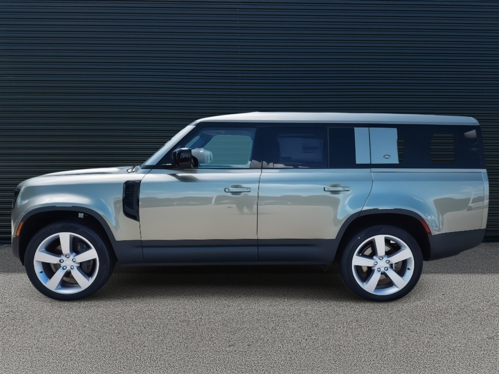 2024 Land Rover Defender 130 S photo 2