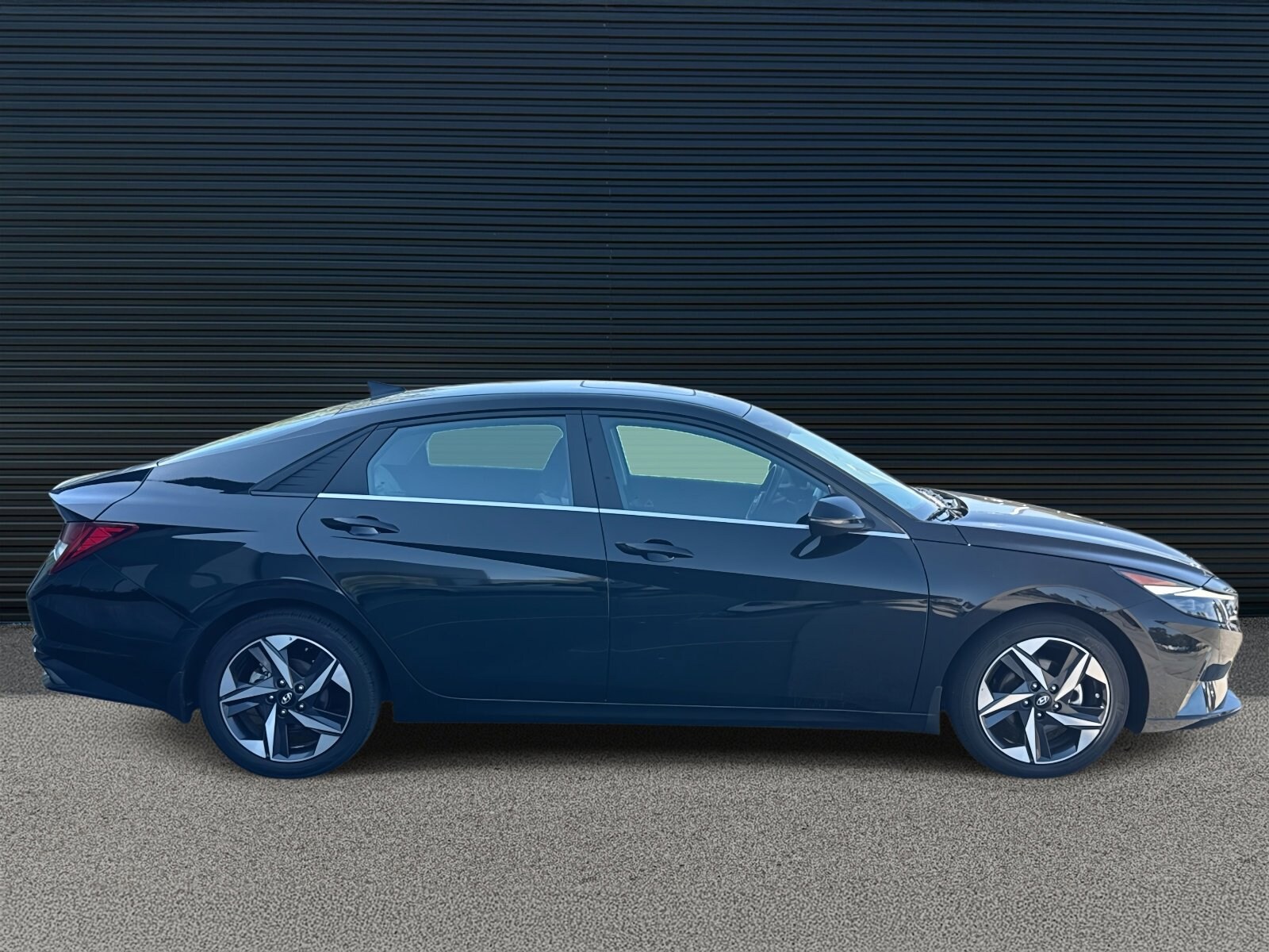 2023 Hyundai Elantra Limited photo 4