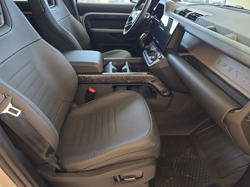2026 Land Rover Defender OCTA - Photo 7