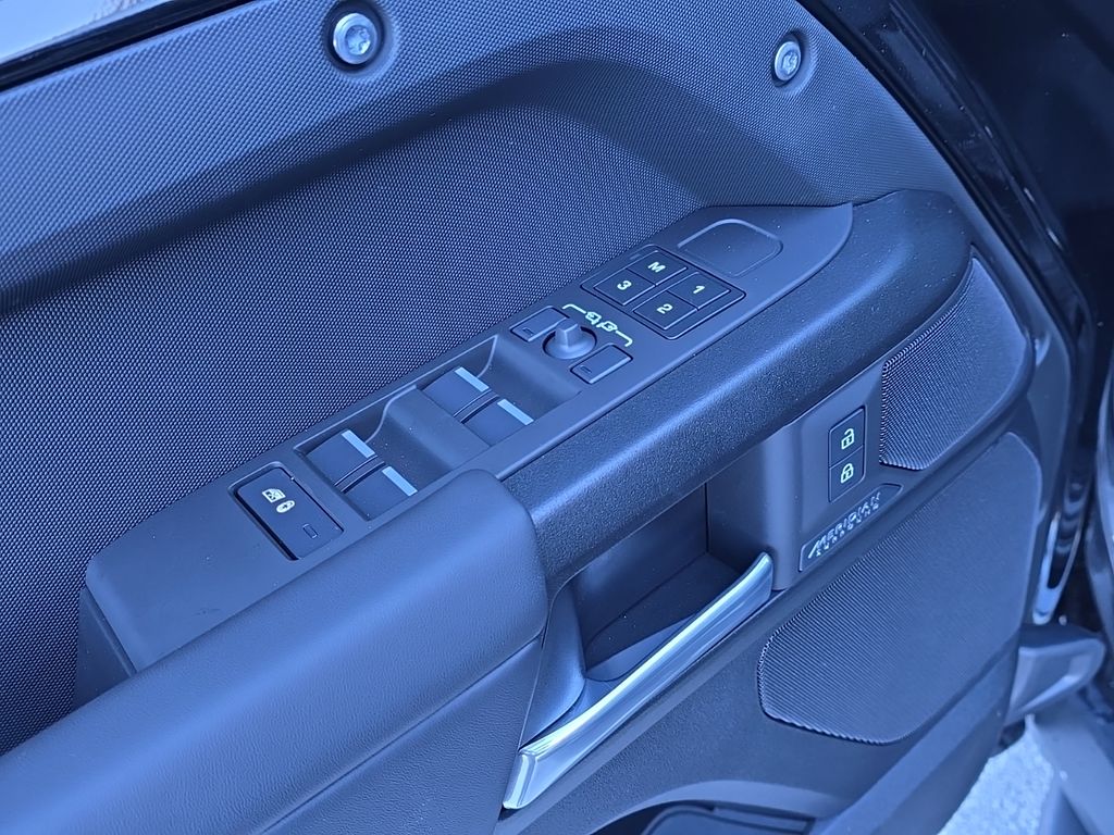 2026 Land Rover Defender V8 - Photo 11