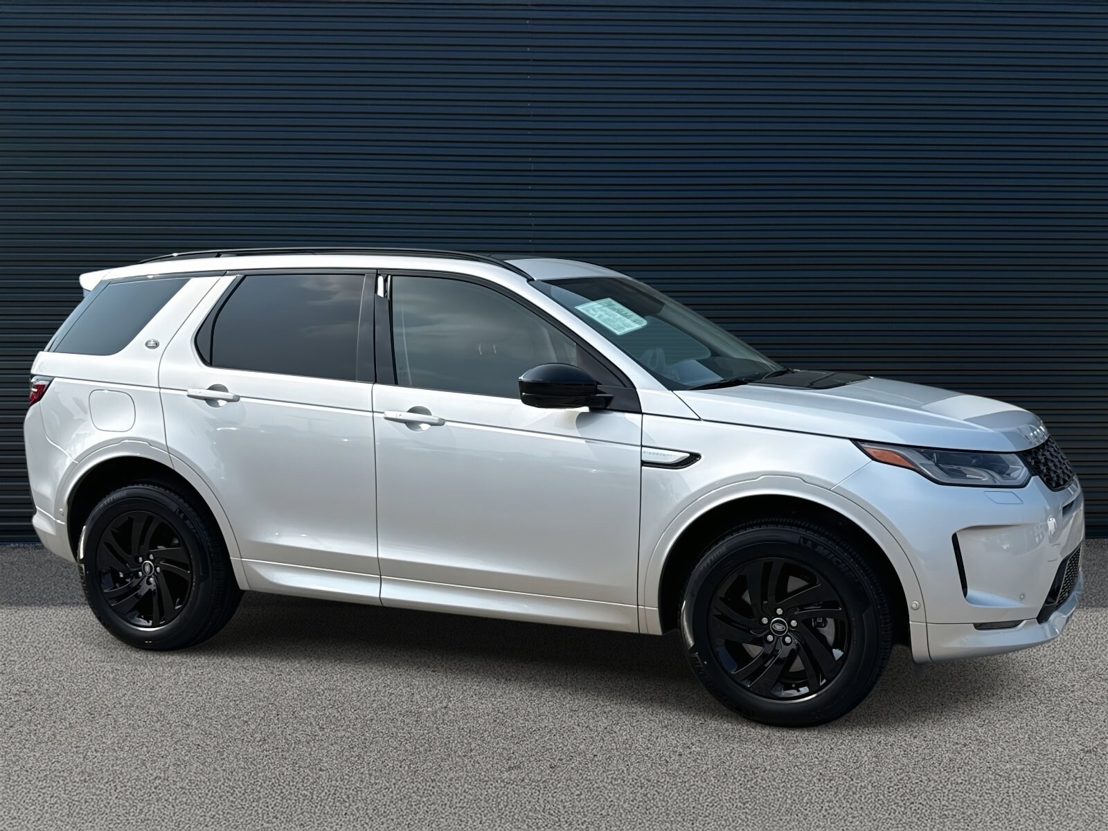 2025 Land Rover Discovery Sport S photo 3