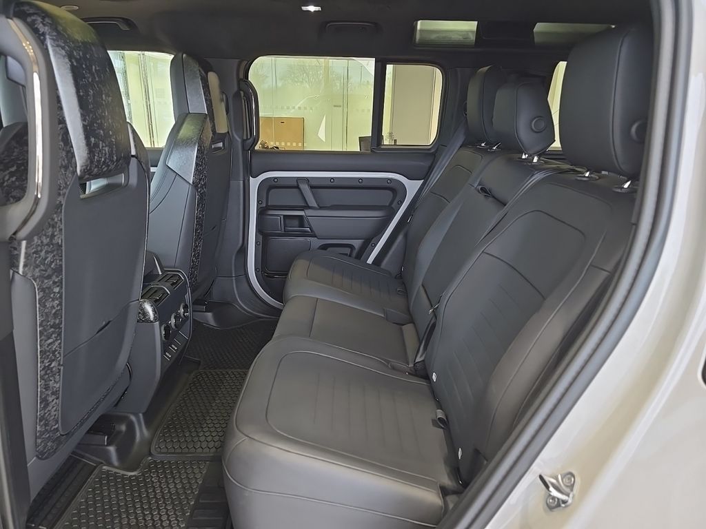 2026 Land Rover Defender OCTA - Photo 8
