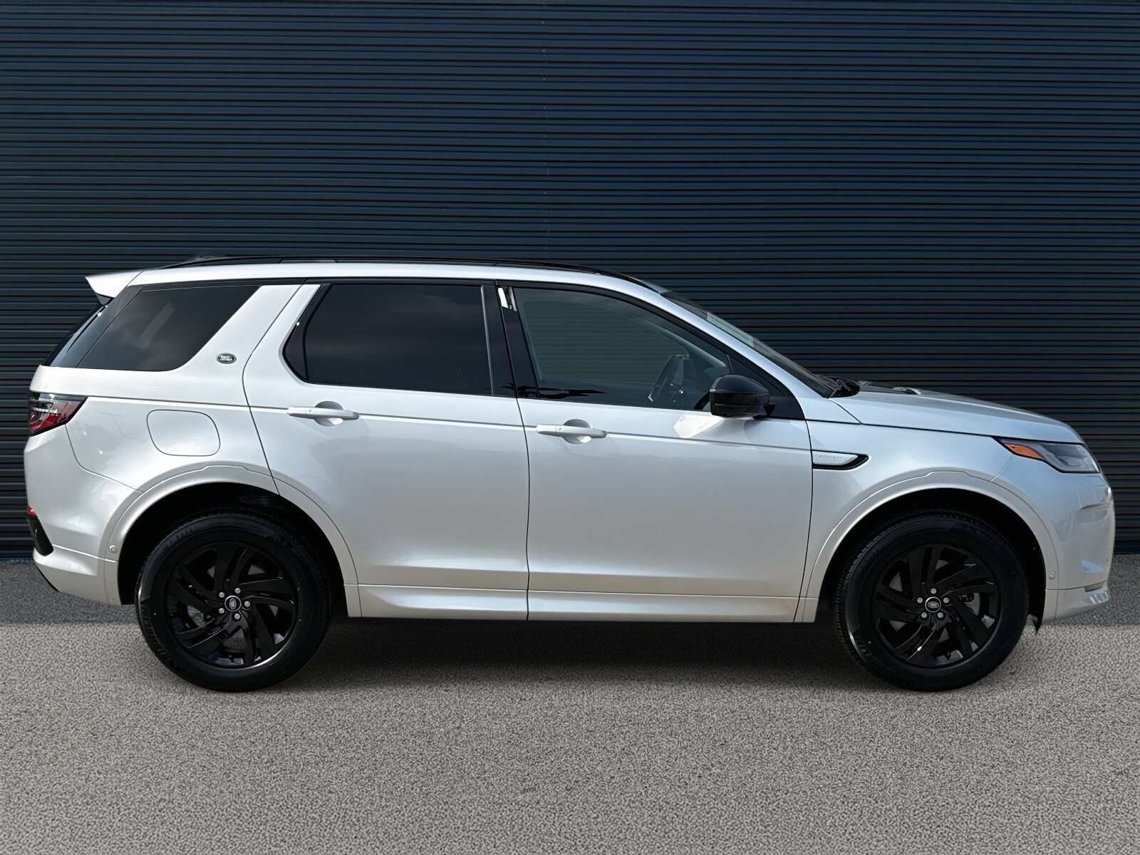 2025 Land Rover Discovery Sport S photo 4
