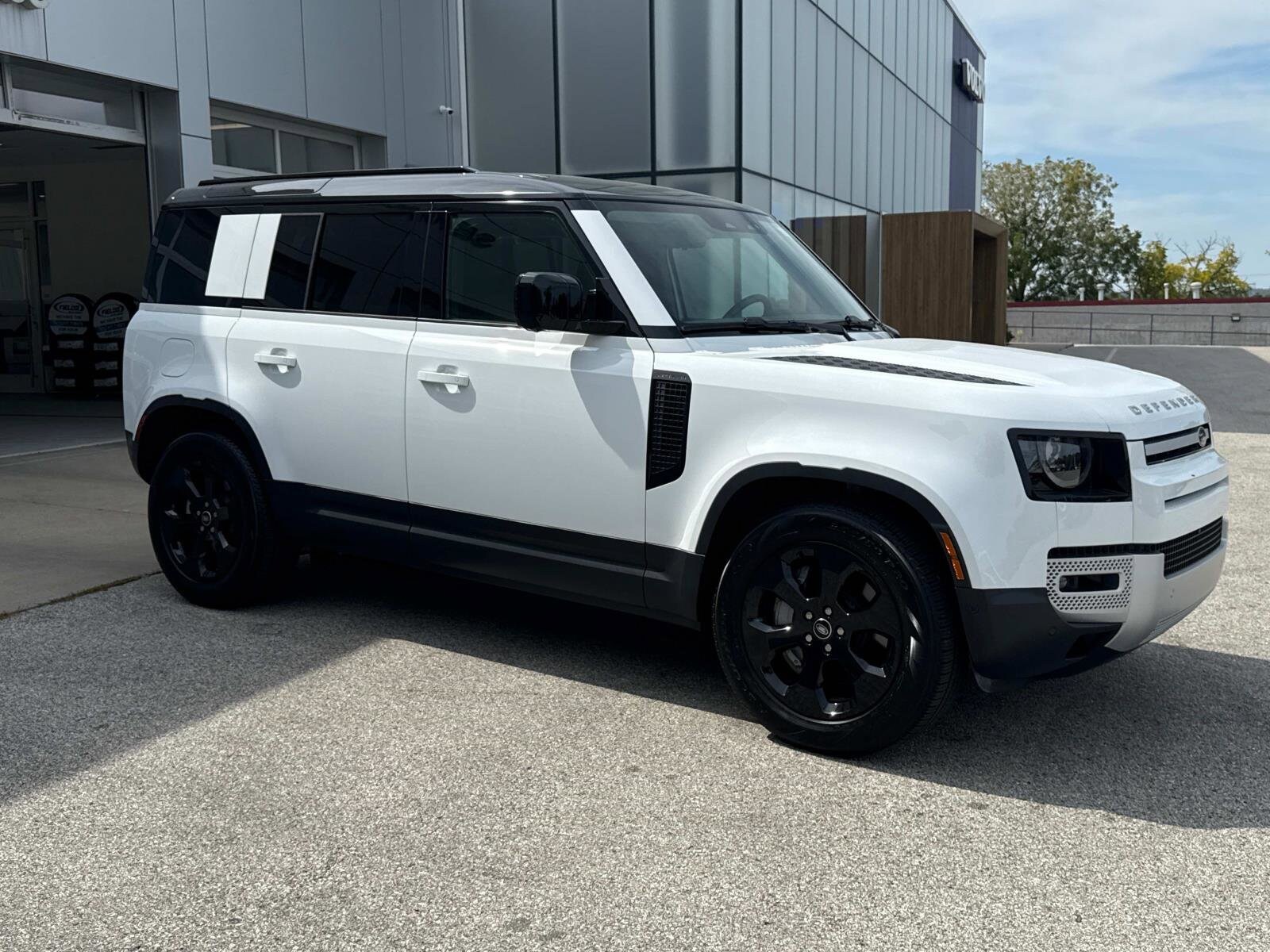 2025 Land Rover Defender 110 S photo 3