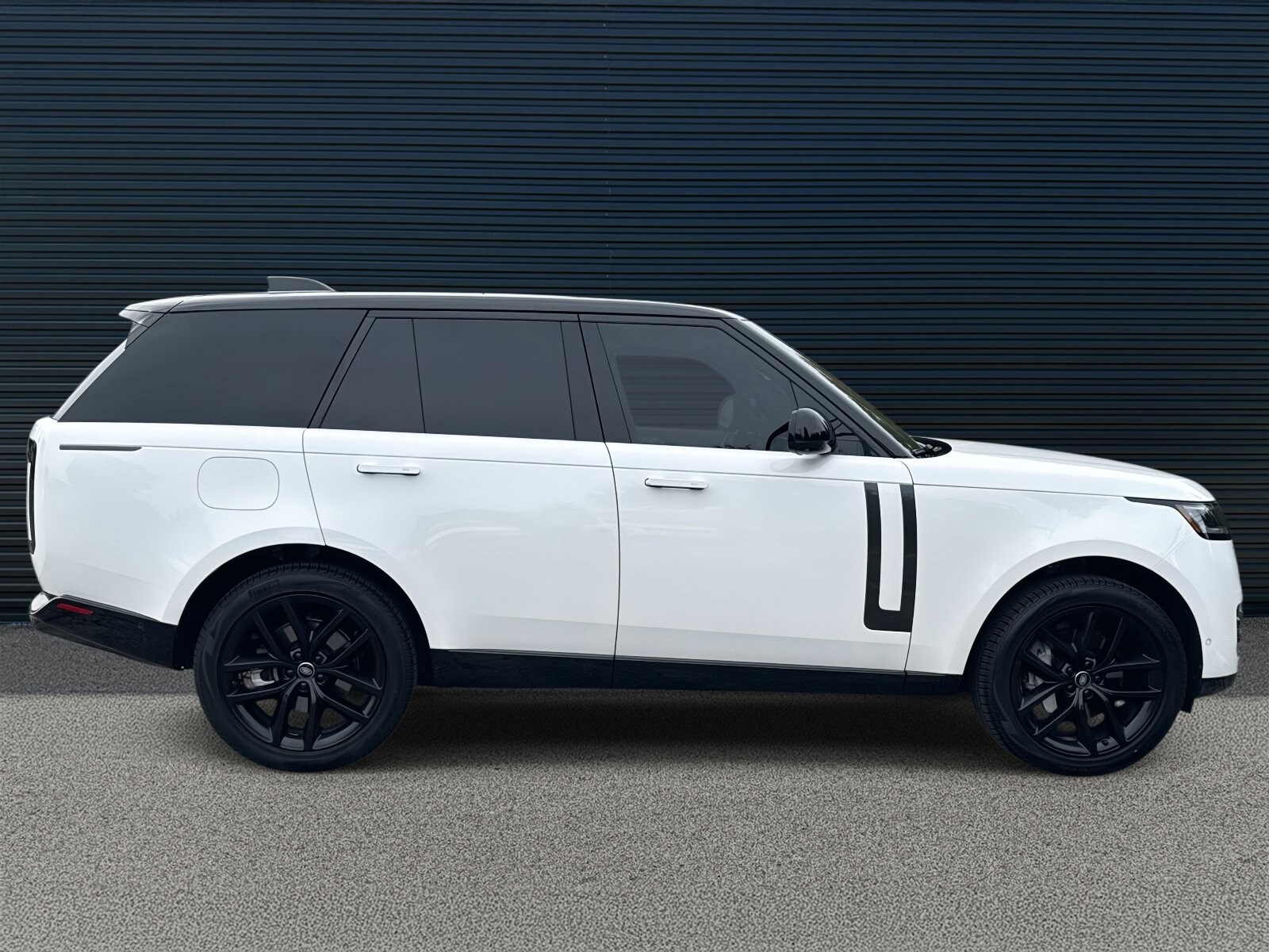 2024 Land Rover Range Rover SE photo 2