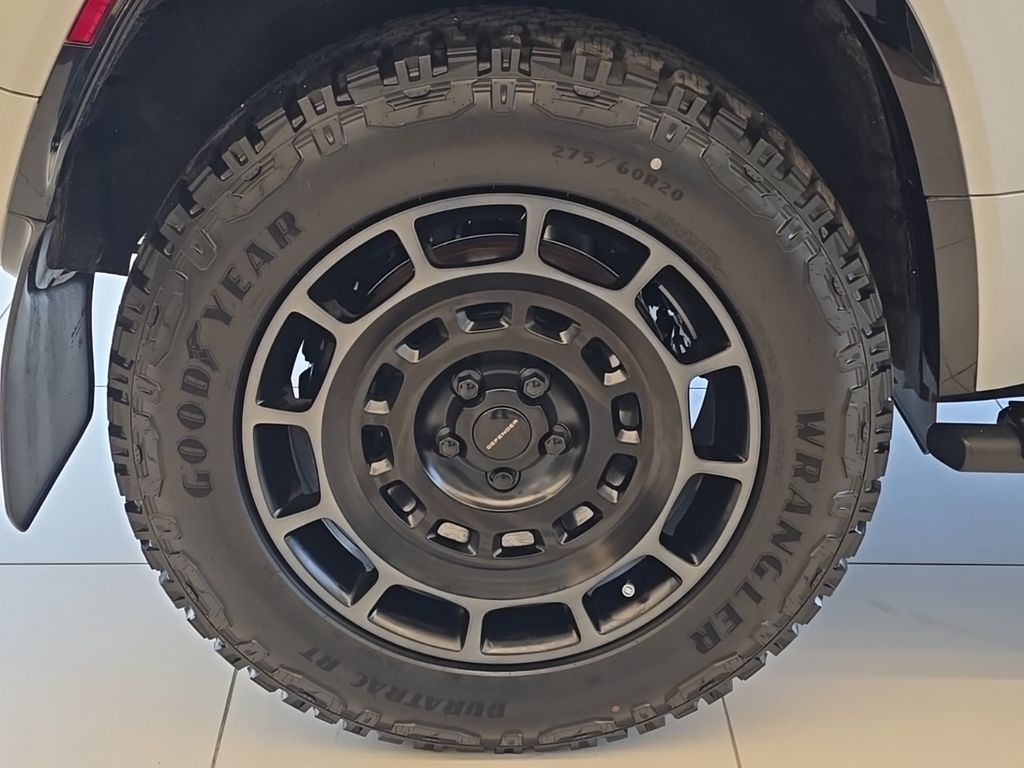 2026 Land Rover Defender OCTA - Photo 6