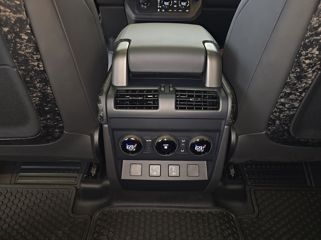 2026 Land Rover Defender OCTA - Photo 25