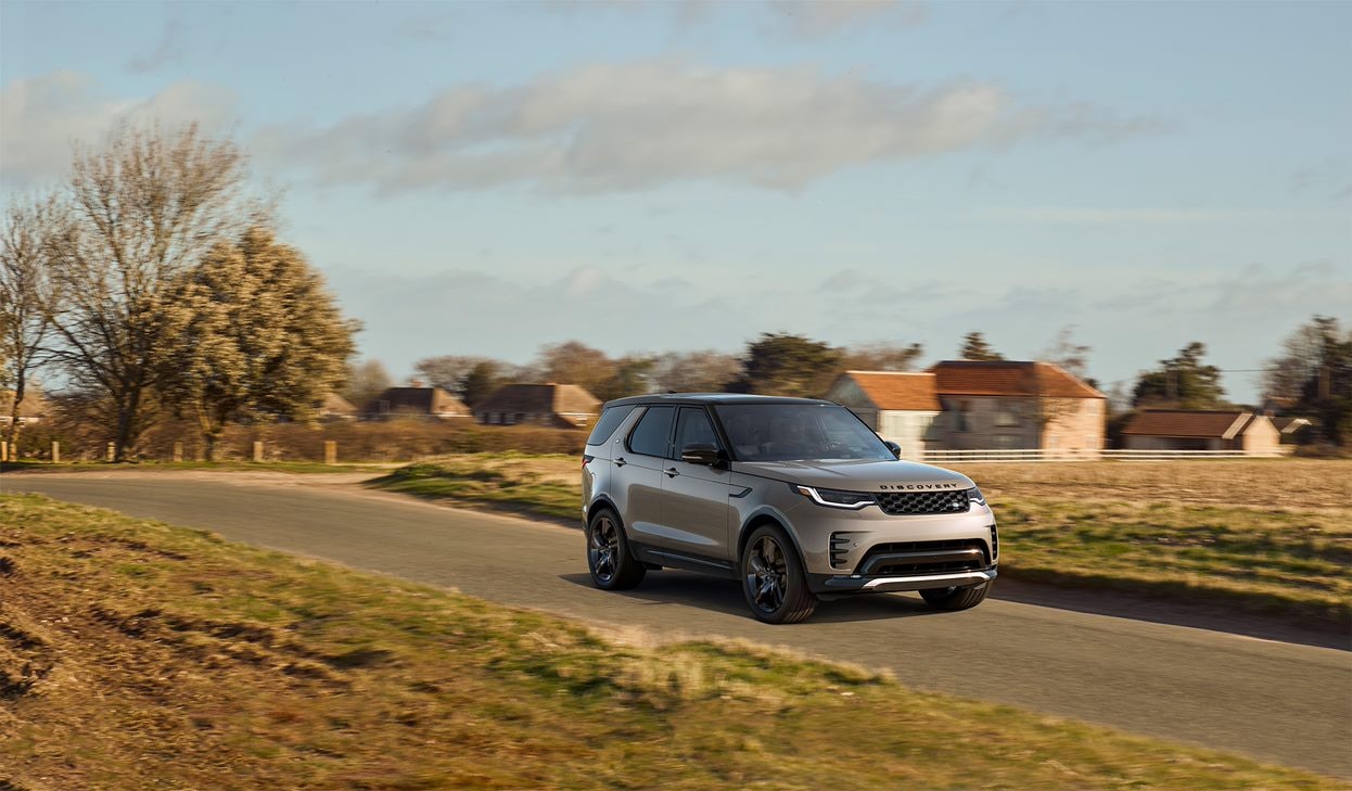 2023-land-rover-discovery-roading.jpg