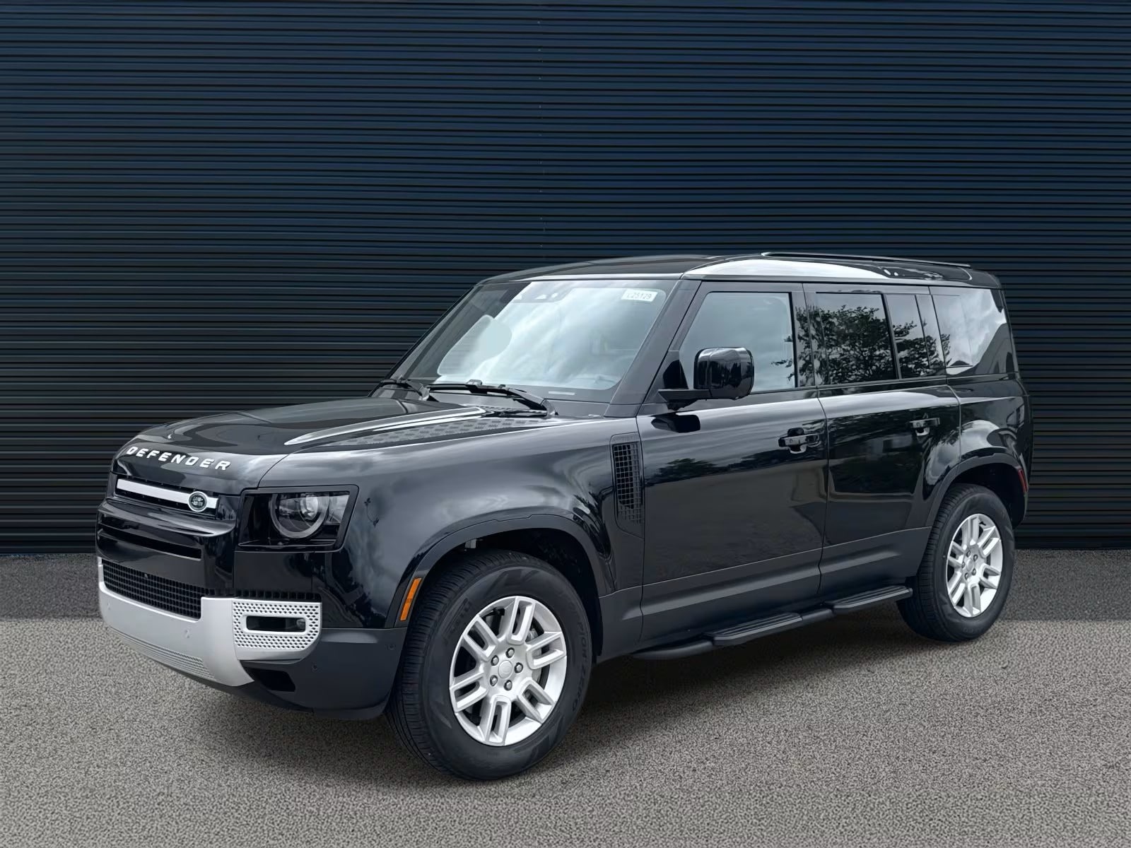 2025 Land Rover Defender S's photo